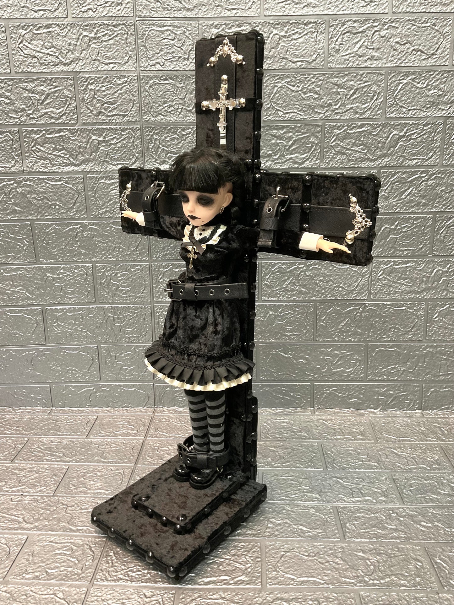 【 Interior Doll ITEM 】 十字架貼り付け Doll Stand <シルバー> ST-002