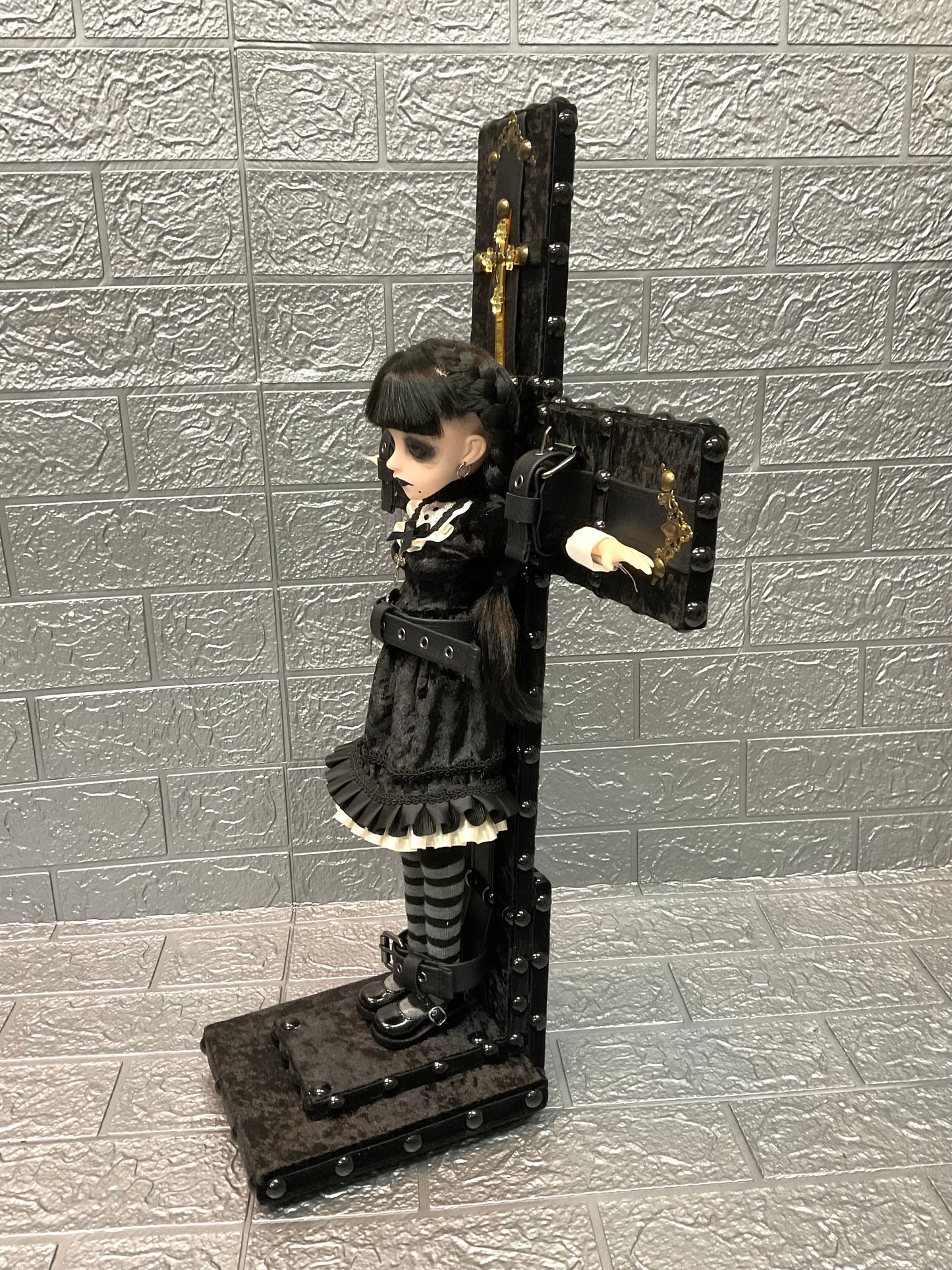 【 Interior Doll ITEM 】 十字架貼り付け Doll Stand <ゴールド> ST-001