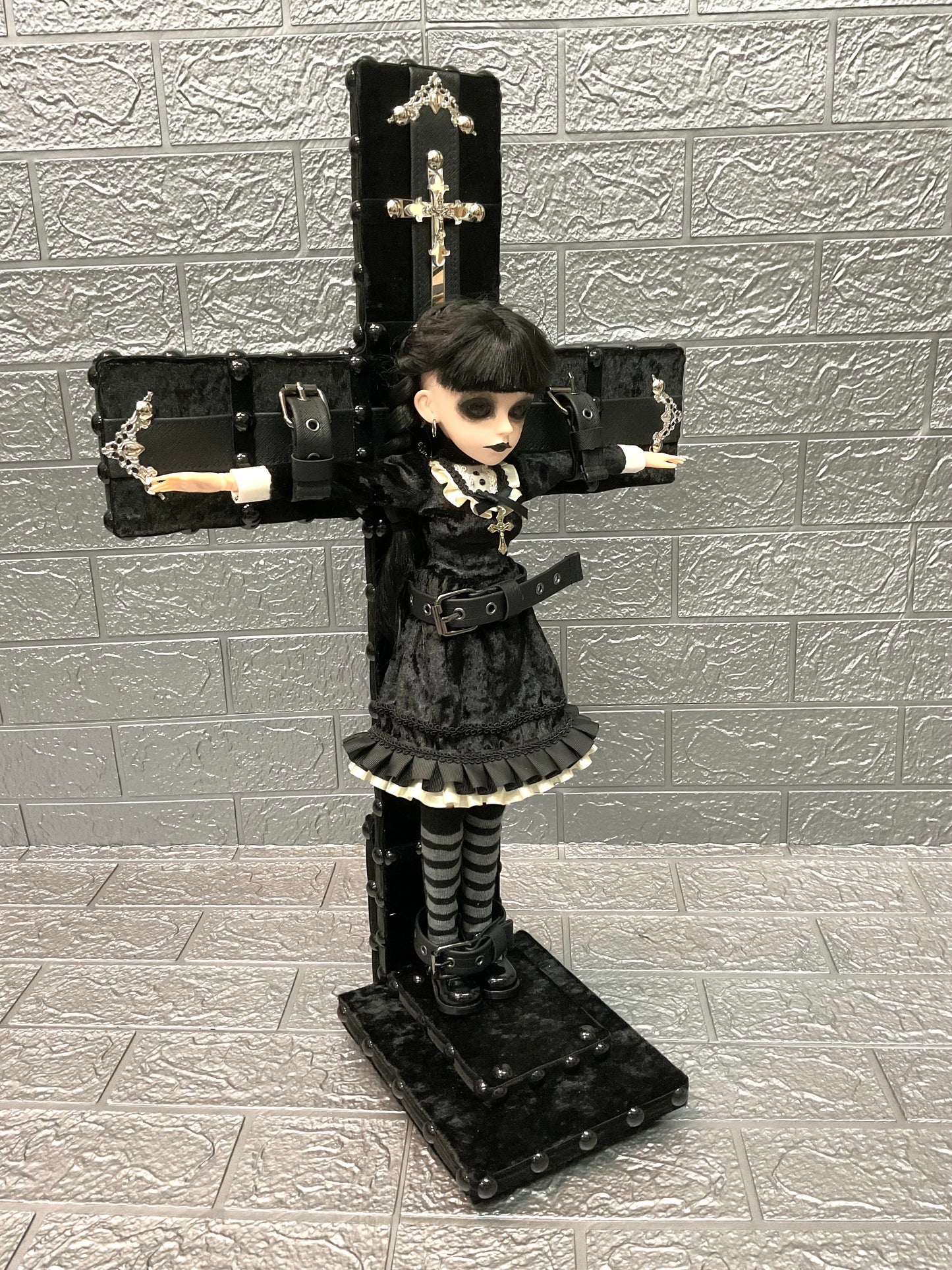 【 Interior Doll ITEM 】 十字架貼り付け Doll Stand <シルバー> ST-002